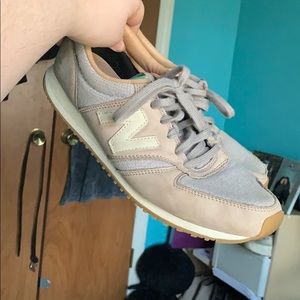 New Balance Sneakers (420)